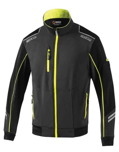 Giacca Antivento Light Shell Sparco nera con dettagli giallo fluo, zip frontale e riflettenti per alta visibilità. Perfetta per ogni condizione.