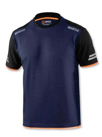 T-Shirt Sparco blu con maniche nere, dettagli riflettenti e bordi arancioni. Tessuto misto cotone e poliestere, certificata EN ISO 13688:2022.