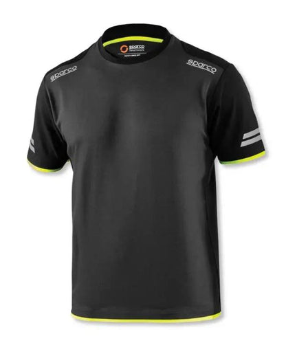 T-Shirt Sparco nera con dettagli riflettenti e bordi giallo fluo. Realizzata in cotone e poliestere, certificata EN ISO 13688:2022.