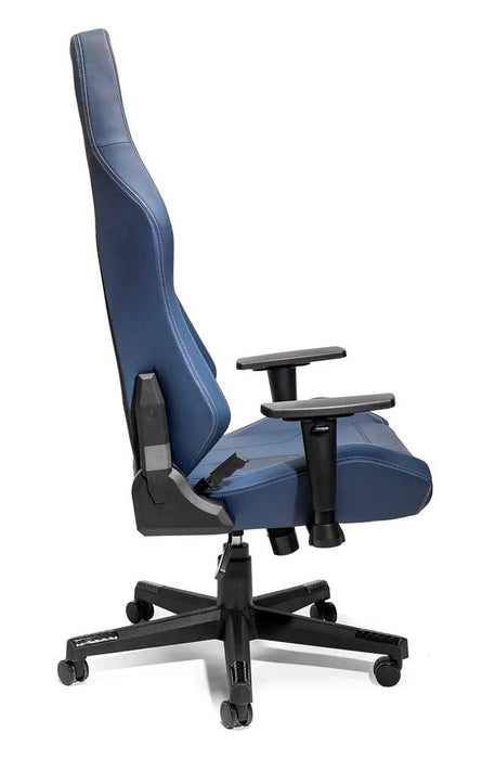 Vista laterale della poltrona da ufficio ergonomica Sparco Coach blu con schienale alto, rivestimento in similpelle blu e base girevole con ruote