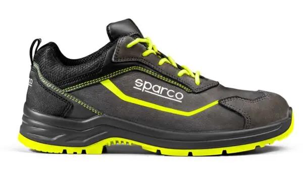 Vista laterale della scarpa da lavoro Sparco in nubuck idrorepellente con dettagli gialli e suola antiscivolo in poliuretano.
