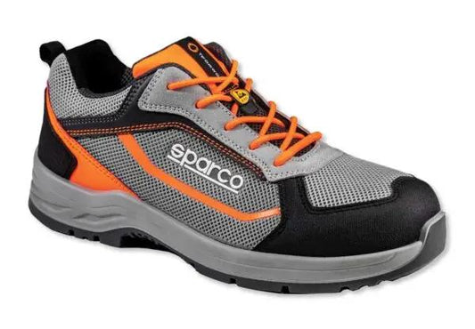 Scarpa da lavoro S1P Pato Sparco con tomaia in mesh traforata grigia e nera, dettagli arancioni e lacci colorati. Design traspirante e resistente.