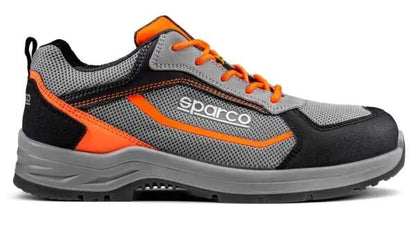 Scarpa da lavoro Sparco S1P Pato con tomaia in mesh traforata grigia, dettagli arancioni e neri, e logo Sparco laterale.