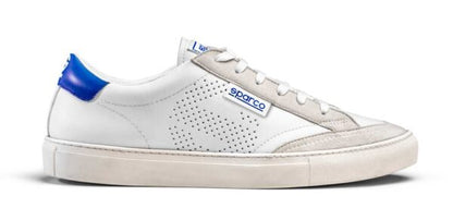 Profilo laterale della scarpa Sparco S-Time Bianca con logo Sparco, perforazioni per traspirabilità e suola resistente. Misure 39-46.