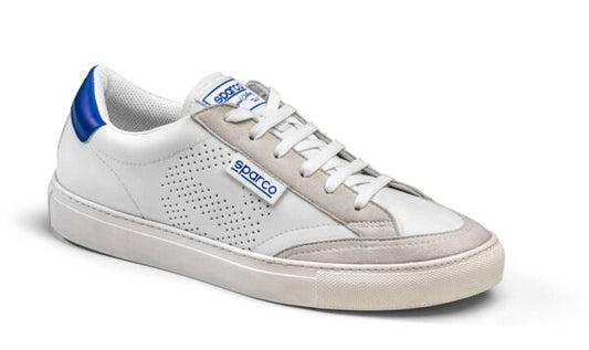 Scarpa sportiva Sparco S-Time Bianca con design moderno, tomaia in microfibra leggera e dettagli laterali traspiranti. Disponibile in misure 39-46.