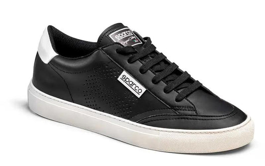 Scarpa sportiva Sparco S-Time Nera con tomaia in microfibra, lati perforati per traspirabilità e suola bianca resistente. Design moderno e confortevole.