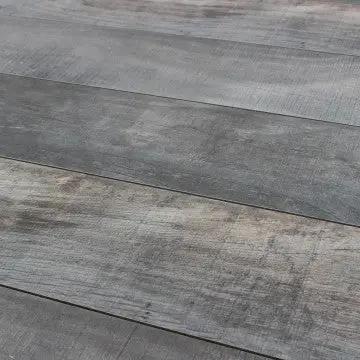 Dettaglio del piano in ceramica effetto legno del tavolo Djerba, con finitura realistica e resistente per uso esterno.