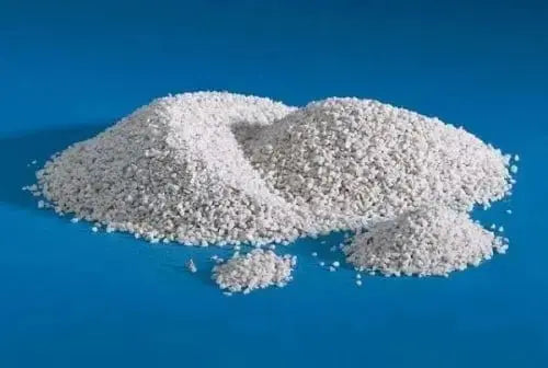 Sabbia di quarzo per pompa filtro con granulometria 0,45-0,7 mm su sfondo blu. Sacco da 25 Kg ideale per depuratori a sabbia.