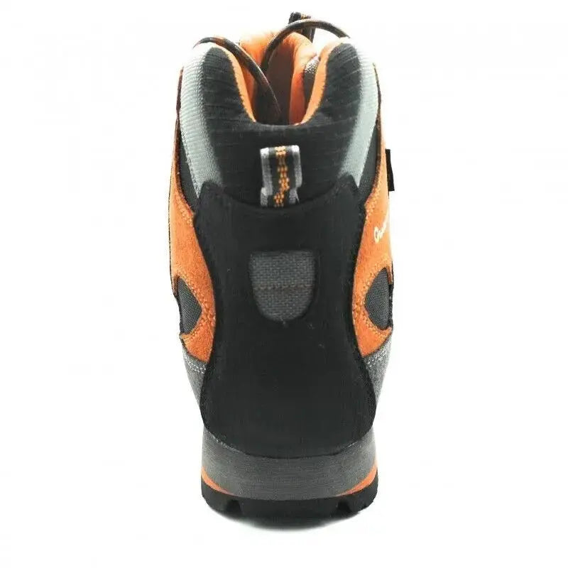 Vista posteriore della Scarpa Sorapiss Waterproof Garsport, scarpa da trekking impermeabile con dettagli arancioni e supporto alla caviglia, taglie 39-46.