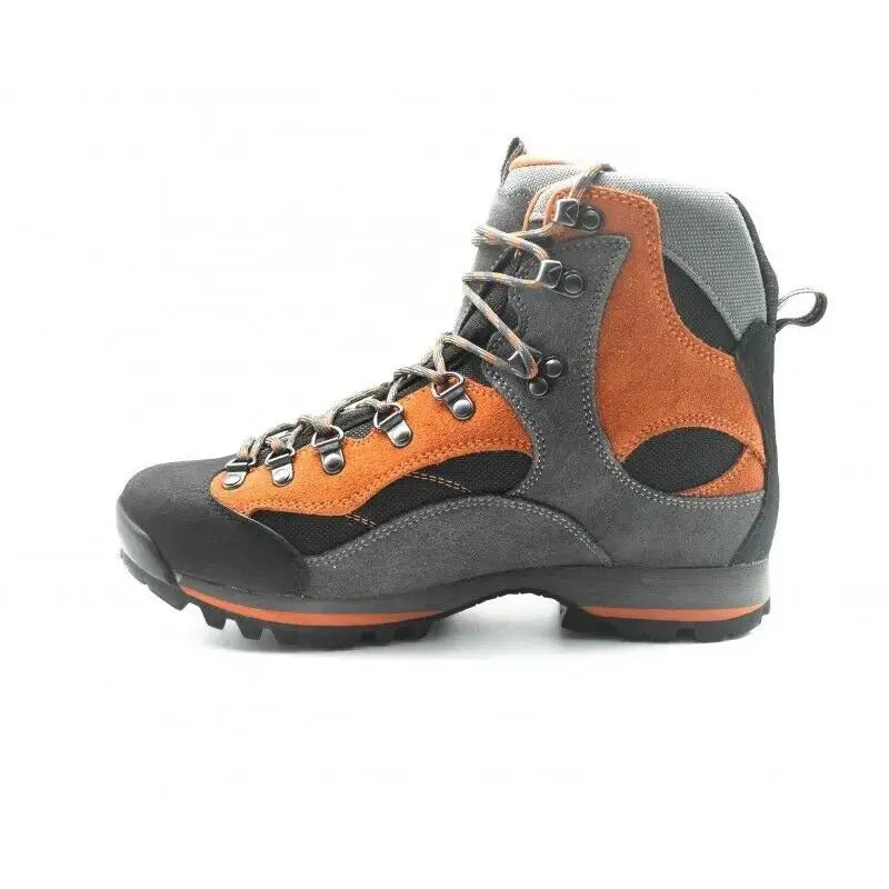 Profilo laterale della Scarpa Sorapiss Waterproof Garsport, scarpa alta da trekking in pelle scamosciata con suola Vibram, disponibile dalla taglia 39 alla 46.