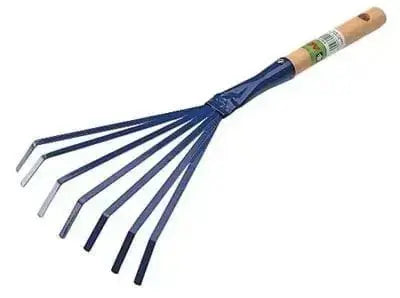 Scopetta 7 denti con manico in acciaio temprato verniciato, ideale per rastrellare foglie e detriti in giardino. Dotata di manico in legno resistente.