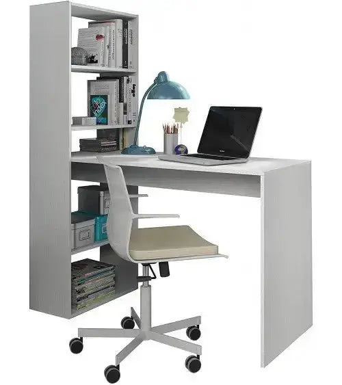 Scrivania con scaffale reversibile a 5 scomparti in bianco artico, design salvaspazio per ufficio o studio, con sedia e lampada.