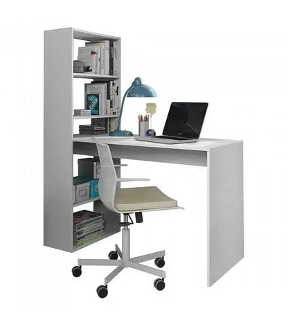 Scrivania bianca con scaffale integrato a 5 scomparti, design funzionale e salvaspazio per ambienti di lavoro o studio.