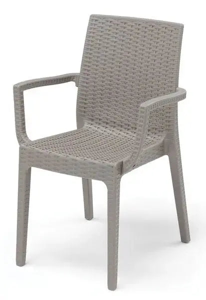 Poltrona Dafne con braccioli colore tortora, stile rattan stampato, ideale per arredo giardino e uso contract certificato EN-581.