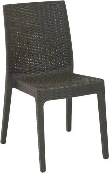 Sedia Selene espresso con schienale alto, resistente e certificata per uso contract, finitura rattan ideale per esterni.