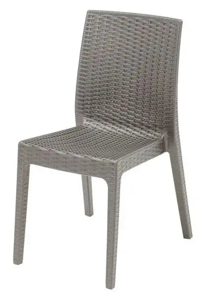 Sedia da giardino Selene tortora, schienale alto e finitura rattan, certificata per uso contract e collettività.