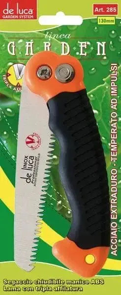 Segaccio chiudibile a serramanico 130 mm con lama dritta in acciaio inox a tripla affilatura e manico ergonomico in ABS nero e arancione.