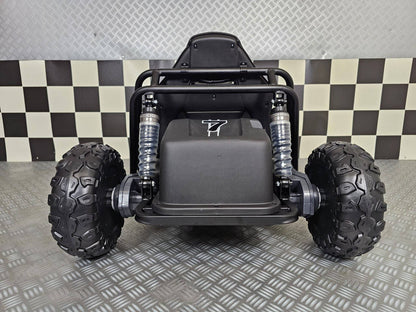 Carrello elettrico per bambini verde con grandi pneumatici, struttura in metallo nero e sedile in pelle nera, dettagli sportivi, uso ricreazionale.