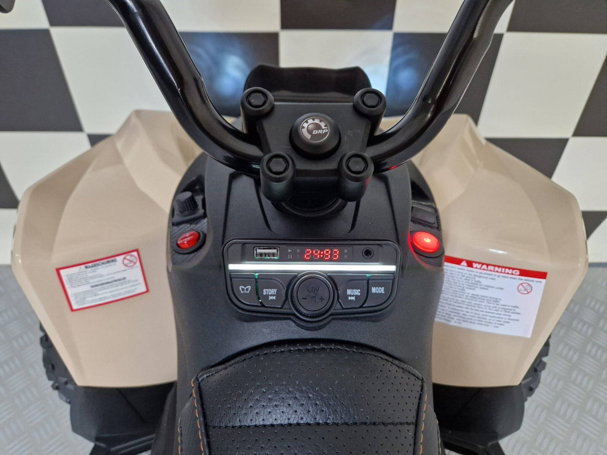 Sedile del quad elettrico per bambini in pelle nera con cuciture arancioni, dotato di cintura di sicurezza e sistema di fissaggio.