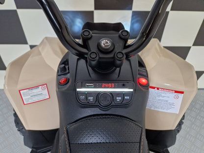 Sedile del quad elettrico per bambini in pelle nera con cuciture arancioni, dotato di cintura di sicurezza e sistema di fissaggio.