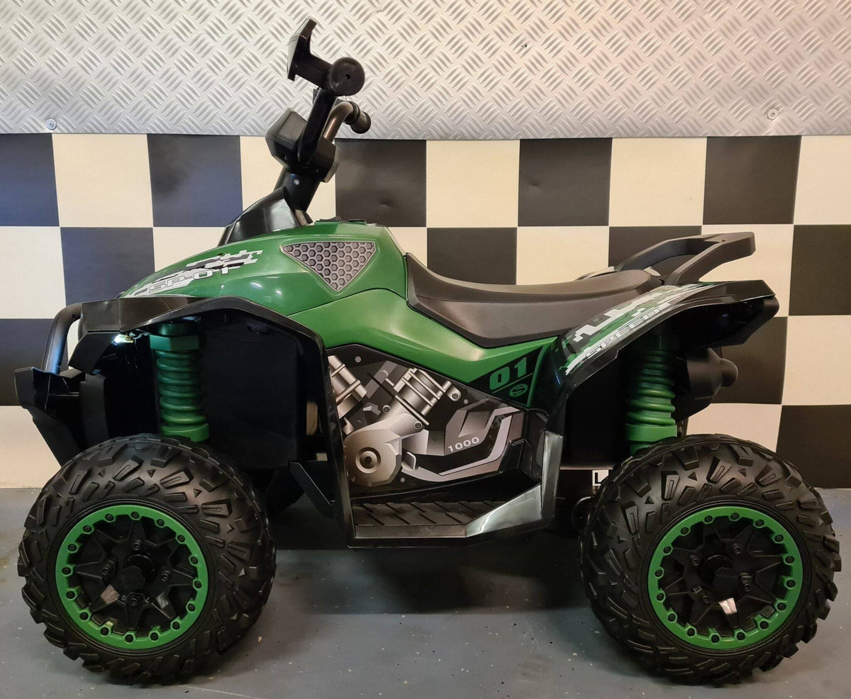 Vista laterale del quad elettrico per bambini con carrozzeria verde, dettagli grafici sportivi, pneumatici grandi e sospensioni verdi.