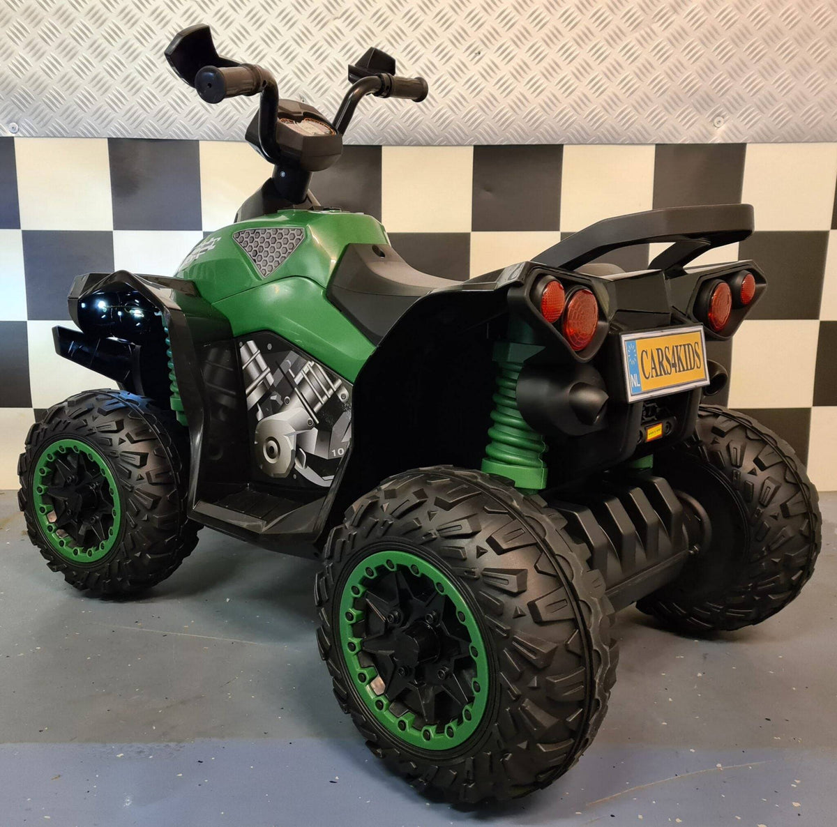 Quad elettrico per bambini con carrozzeria verde, dettagli grafici pixelati, luci anteriori blu e pneumatici grandi con battistrada robusto, vista frontale.