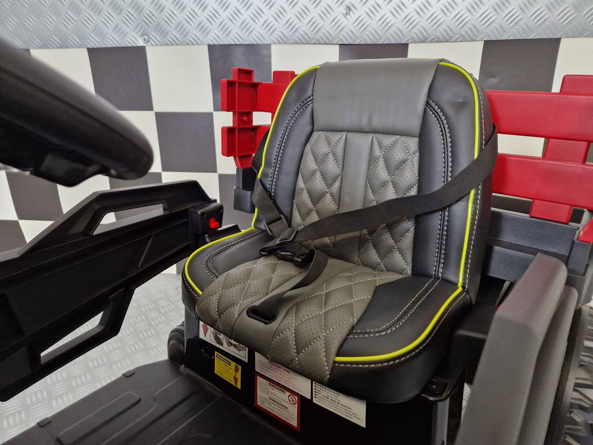 Particolare del sedile di sicurezza per bambini in jeep elettrica, rivestimento in pelle sintetica grigia con cuciture e cinture di sicurezza