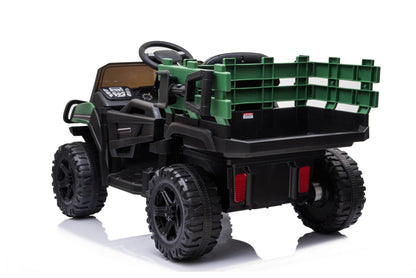 Interno di jeep elettrica per bambini con volante, pannello di controllo e sedile imbottito in tessuto grigio con cuciture a diamante