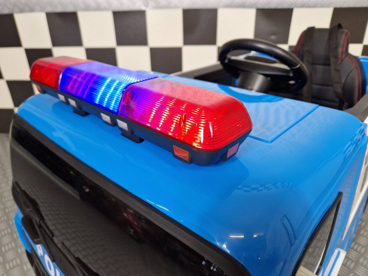 Dettaglio delle luci lampeggianti dell'auto di polizia per bambini, con luci LED rosse e blu che si accendono, in plastica resistente.
