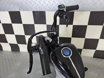 Manubrio della moto elettrica con display digitale e pulsanti di controllo, dotato di chiave di avviamento, SKU: c4k9902