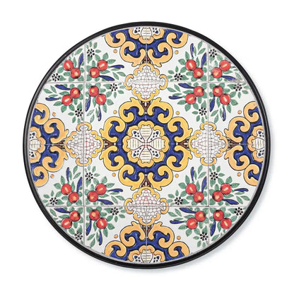 Piatto in ceramica decorata con motivi floreali e colori vivaci, superficie circolare, perfetto come elemento decorativo o tavolo.