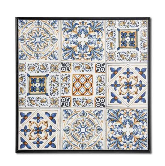 Dettaglio del ripiano in ceramica del tavolo Mykonos, decorato con motivi a mosaico colorati. Perfetto per spazi esterni eleganti.
