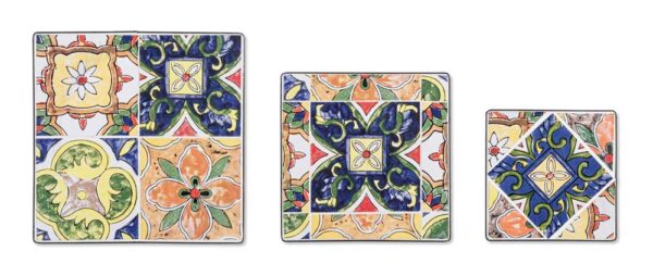 Dettaglio dei piani in ceramica a mosaico dei tavolini Paloma, con motivi floreali e geometrici su fondo multicolore