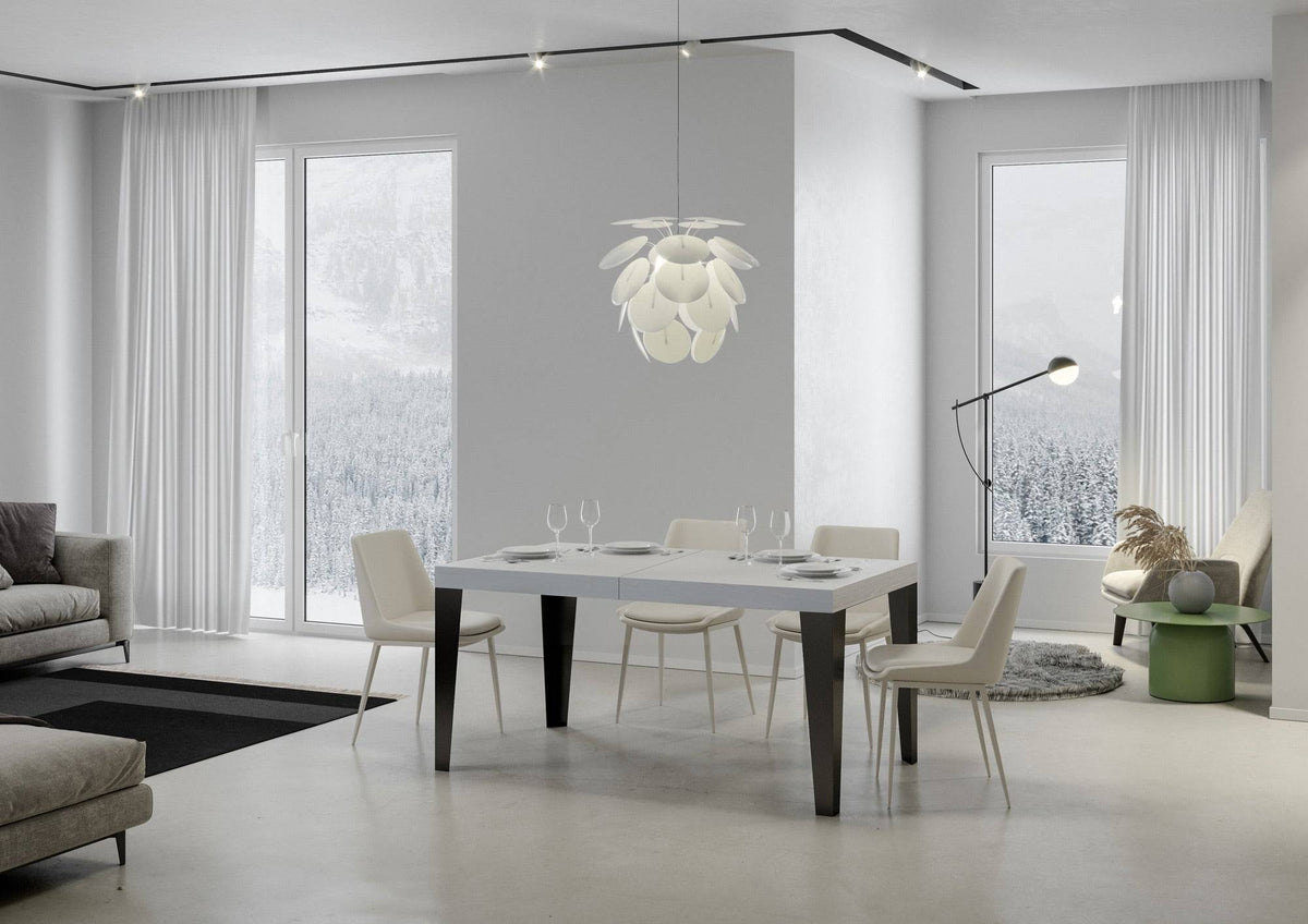 Tavolo Allungabile Flame con Gambe Antracite - Eleganza Italiana, in soggiorno moderno con vista innevata e sedie bianche.