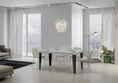 Tavolo Allungabile Flame con Gambe Antracite - Eleganza Italiana, in soggiorno moderno con vista innevata e sedie bianche.