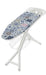 Tavolo da stiro in acciaio con piano rivestito in tessuto decorativo con motivi geometrici blu, beige e rosa, struttura bianca, portacaldaia integrato