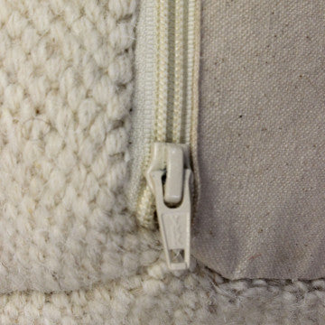 Pouf in lana avorio, forma cubica 40x40x40 cm, peso 1,85 kg