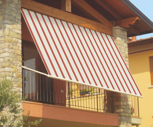 Tenda da sole a caduta a strisce rosse e bianche installata su balcone in esterno, struttura robusta per protezione solare e clima.