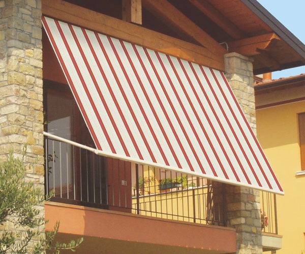 Tenda da sole a caduta a strisce rosse e bianche installata su balcone in esterno, struttura robusta per protezione solare e clima.