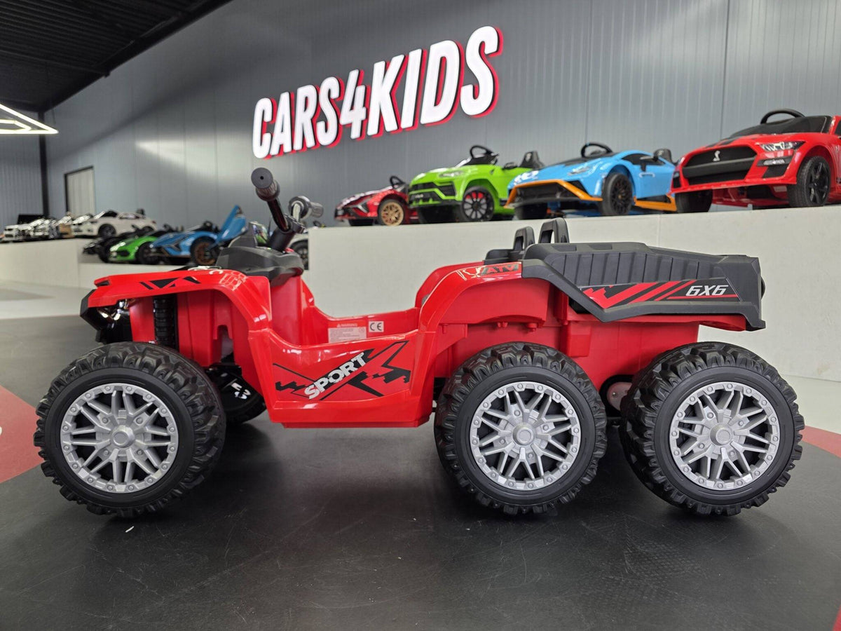 Quad elettrico per bambini rosso con grandi pneumatici, vista frontale, negozio Cars4Kids, esposizione di auto giocattolo