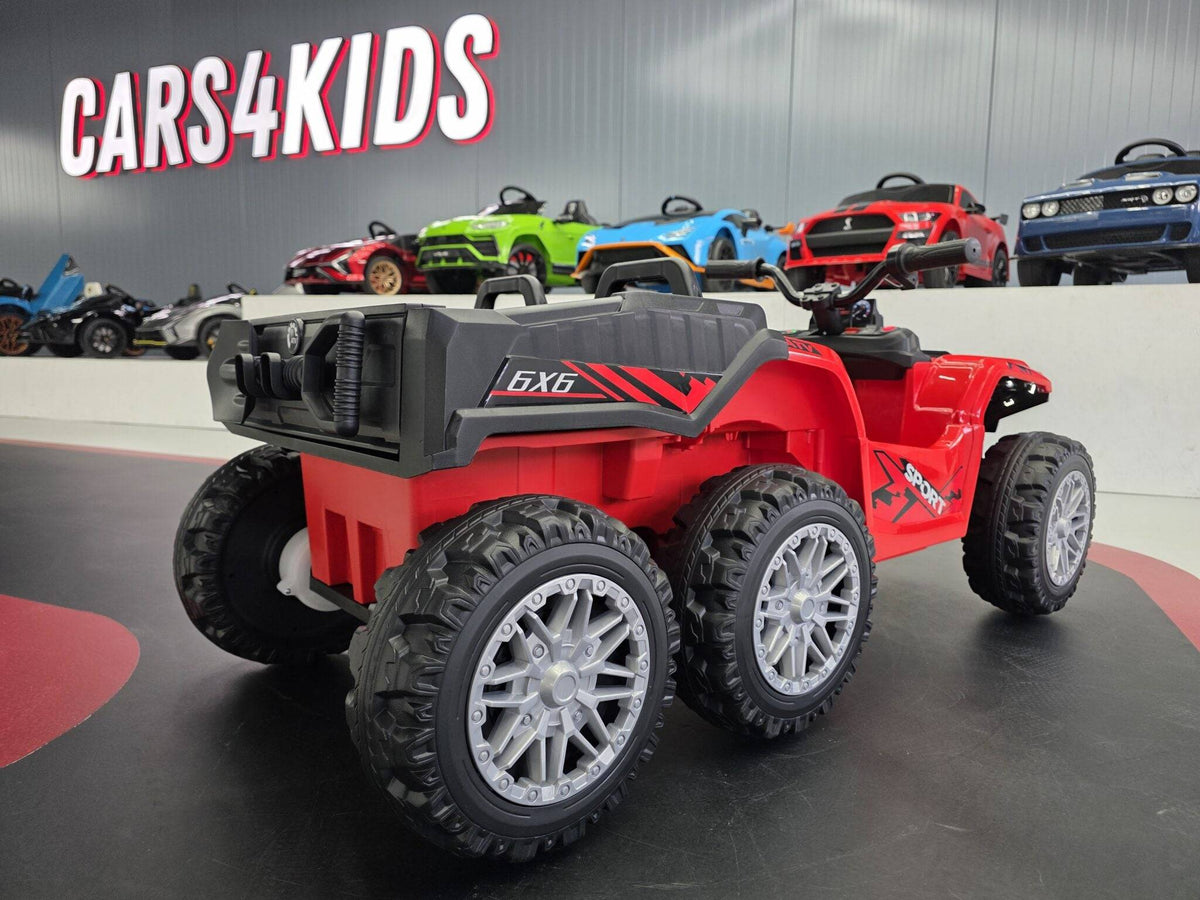 Quad elettrico per bambini rosso con grandi pneumatici, vista frontale, negozio Cars4Kids, esposizione di auto giocattolo