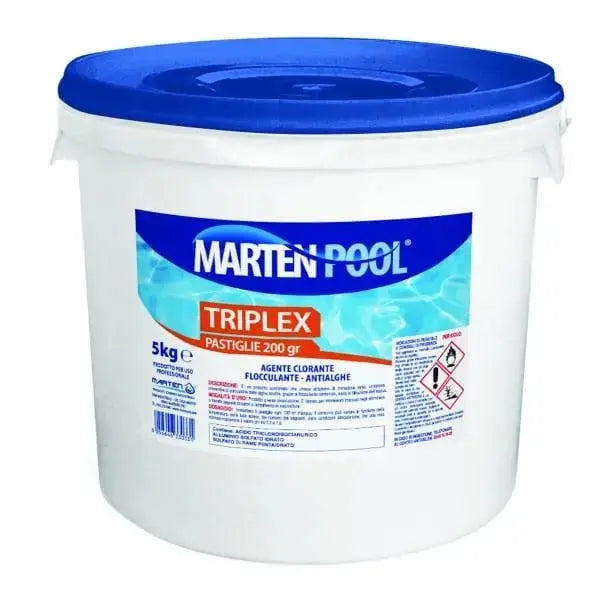 Triplex Pastiglie 3 Funzioni 5kg per piscine, contenente cloro, flocculante e antialghe. Secchio bianco con coperchio blu e etichetta Marten Pool.