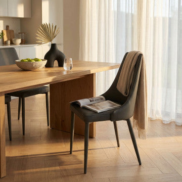 Sedia in ecopelle grigio chiaro, dimensioni 46,5x59x89 cm, peso 7,7 kg