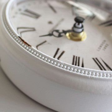 Orologio da parete in ferro bianco con vetro e acciaio, 9,8x4,5x15,3 cm