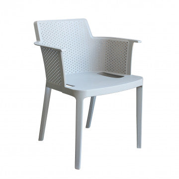 Poltrona Cathy grigio chiaro in polipropilene, vista angolare. Design traforato e impilabile, ideale per arredamento moderno.