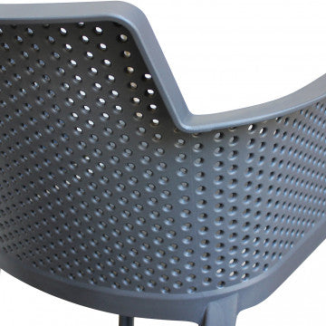 Zoom laterale sullo schienale della poltrona Cathy antracite. Struttura traforata per ventilazione e stile contemporaneo.