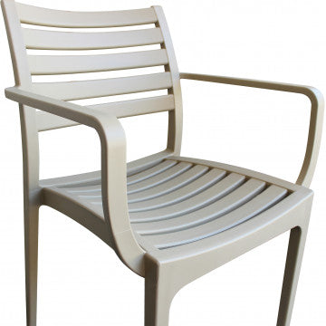 Dettaglio seduta e bracciolo della poltrona Eveline beige in polipropilene. Dimensioni: 58.5x55.2x84cm.