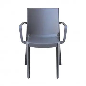 Vista frontale della poltrona Victoria in polipropilene taupe, con seduta ergonomica e braccioli integrati, dimensioni 55x58x82cm.