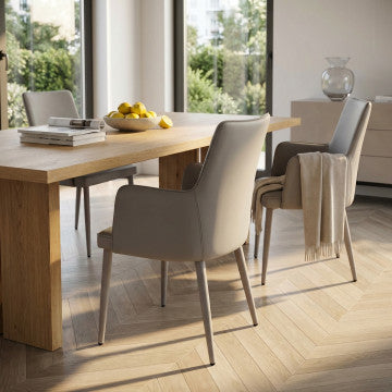 Poltrona in ecopelle grigio chiaro, dimensioni 56x54x89 cm, peso 8,3 kg