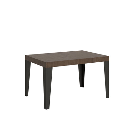 Tavolo Flame allungabile con gambe antracite e piano in legno scuro, ideale per ambienti caldi e accoglienti.